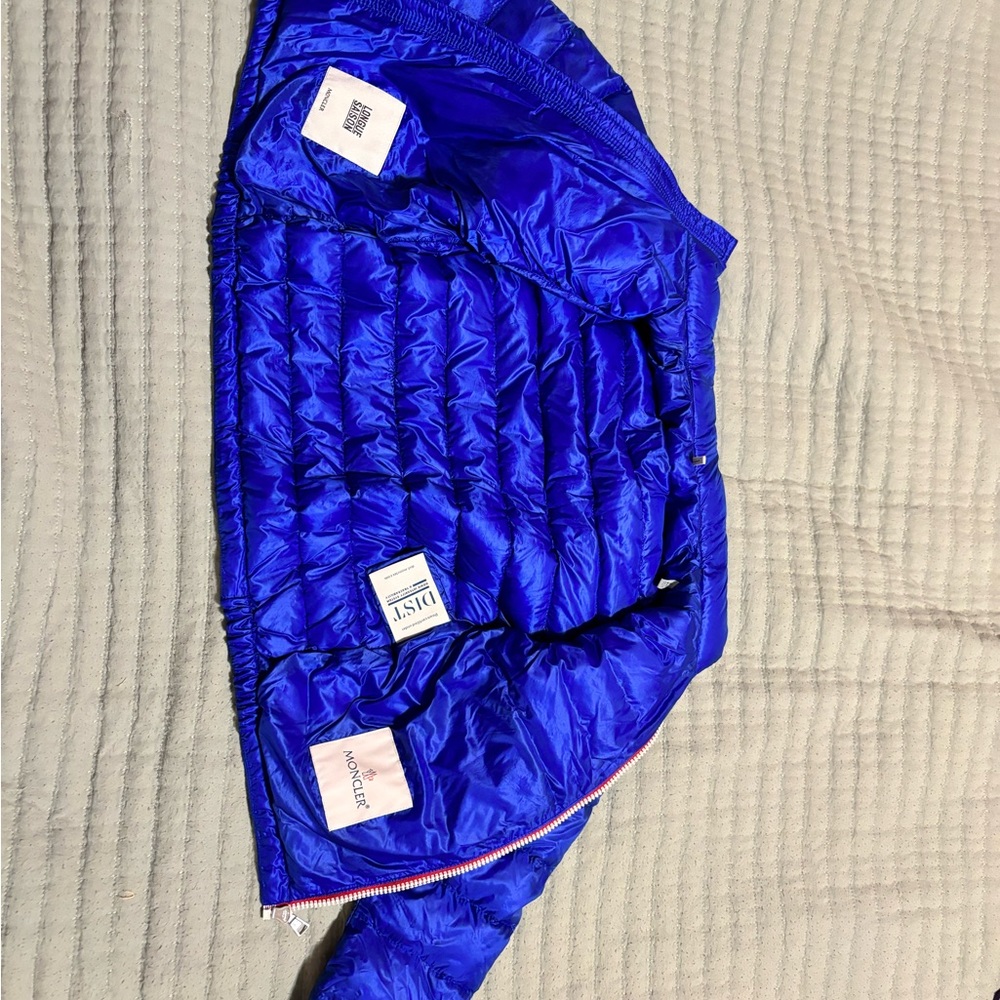 Size 8 kids Moncler jacket. Outgrown so no longer need. Perfect condition.